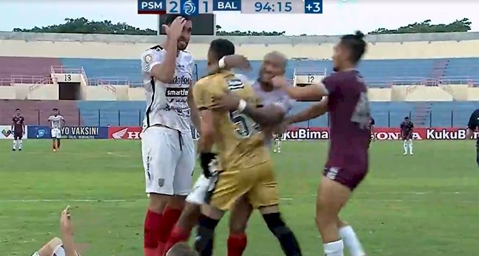 2 Pemainnya Bertengkar di Lapangan hingga Dikartu Merah, Pelatih Bali United Minta Maaf